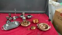 FLAT W/ COLLECTION OF PEWTER AND COPPER ITEMS - SMALL TANKERDS, CANDLESTICKS, PLATTERS, VASE, ETC.