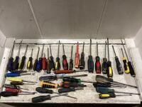SHOP BOX OF ASSORTED MASTERCRAFT/STANLEYD FLATHEAD & SCREWDRIVERS