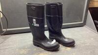 RUBBER BOOTS - SIZE 7 , CSA