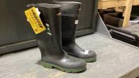 (1) PAIR BAFFIN INDUSTRIAL RUBBER BOOTS SIZE 10