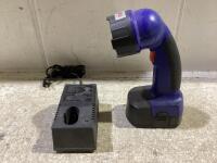 CAMPBELL HAUSFELD FLASH LIGHT W/ CHARGER