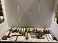 SHOP BOX OF SCREWDRIVERS