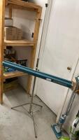 FOLDABLE PROJECTOR SCREEN