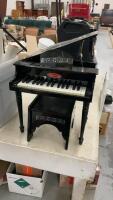 MELISSA AND DOUG MINI PIANO W/ PIANO SEAT