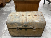 JONES BRO W. HAMPTON REC OVERLAND METAL TRUNK