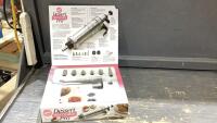 WILTON DESSERT DECORATOR PRO