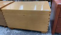 LARGE LIGHT WOOD CHEST