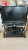 (2) PIECES - LG 42&rdquo; FLAT SCREEN TV ON TV STAND