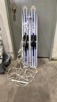 1 PAIR OF JUNIOR PRO STUNT SKIS