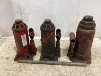 (3) HYDRAULIC BOTTLE JACKS W/ (1) HANDLE