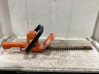 16" BLACK & DECKER ELETRIC HEDGE TRIMMER