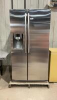 SAMSUNG SIDE BY SIDE FRIDGE/FREEZER