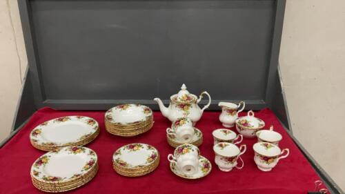 ROYAL ALBERT &ldquo;OLD COUNTRY ROSES&rdquo; CHINA SET