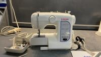 COMPACT SINGER SEWING MACHINE