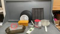 BOX OF KITCHEN ITEMS - CUTLERY ORGANIZER, SEIVE, BURGER PRESS, TUPPERWARE, BAKING PAN, GARLIC PRESSES