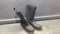 RUBBER BOOTS - SIZE 5