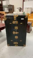 ANTIQUE TRAVELLING TRUNK