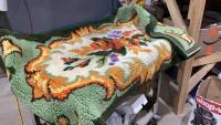 RUG WITH FLORAL DESIGN
