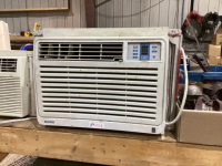 WINDOW AIR CONDITIONER