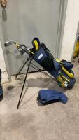 DUNLOP GOLF BAG W/ (6) LH JUNIOR CLUBS & A FEW GOLF BALLS