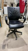 BLACK ROLLING OFFICE CHAIR