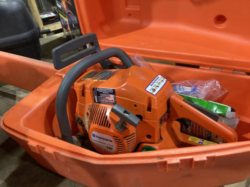 HUSQVARNA 142 CHAINSAW W/CASE