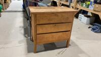 VINTAGE 3-DRAWER WOODEN DRESSER