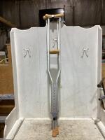 (2) CRUTCHES