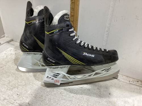 SKATES. CCM. TACKS