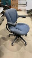 BLUE ROLLING OFFICE CHAIR