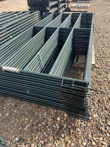 Bundle of 16 light duty 9.5' Livestock / bidding per panel