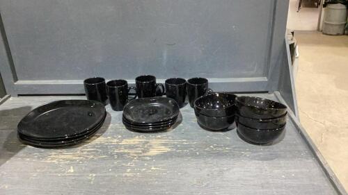 DISH SET (PARTIAL) - 4 PLATES, 4 LUNCH PLATES, 5 BOWLS + 5 MUGS