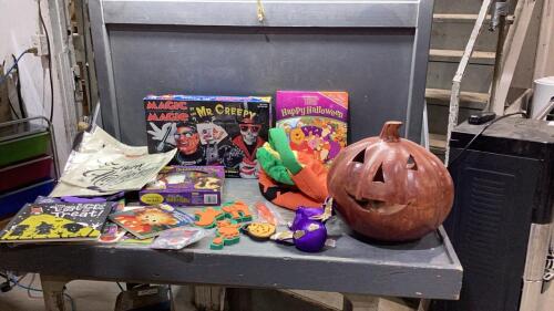 BOX OF ASSORTED HALLOWEEN ITEMS