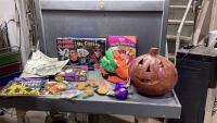 BOX OF ASSORTED HALLOWEEN ITEMS