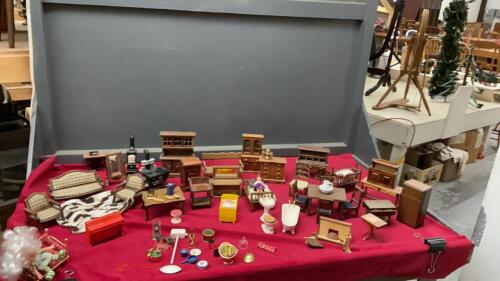VARIETY OF DOLL HOUSE FURNITURE W/ A FEW SMALL DOLLS