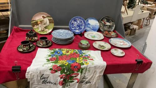 COLLECTIBLE PLATES, GREEN GLASS JAR, SUGAR BOWL W/ (2) CUPS & SAUCERS