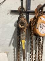 LEVER HOIST RUSTED CHAINS 1-1/2 TON 134"