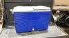 RUBBERMAID COOLER W/ 2 WHEELS + EXTENSION HANDLE + DRAIN