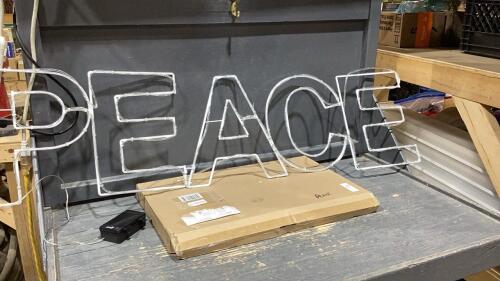 BATTERY OPERATED &ldquo;PEACE&rdquo; SIGN