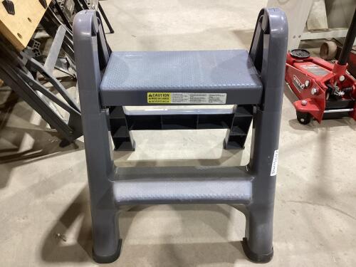 RUBBERMAID 2-STEP STOOL