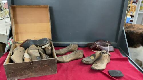 COBBLERS BOX - VARIETY OF SHOE FORMS IN WOODEN BOX