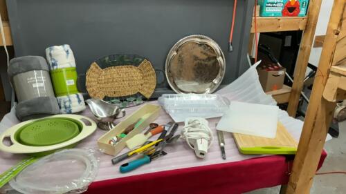 BOX W/ (2) NEW FLEECE BLANKETS, PLASTIC TRAYS, INSTANT POT SILICONE SEAL RINGS, ELECTRIC KNIFE ETC