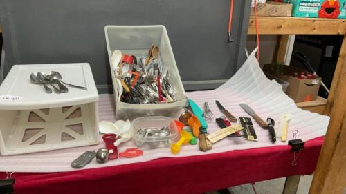 CUTLERY & KITCHEN GADGETS
