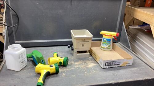 MIRACLE GRO SPRAYERS, SPIN SPREADER