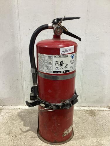 FIRE EXTINGUISHER W/ WALL MOUNT BRACKET