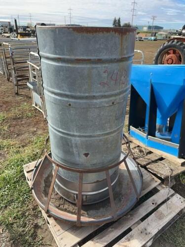 Rotating hog feeder
