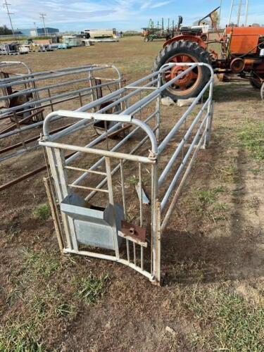 Steel farrowing crate