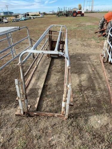 Steel farrowing crate