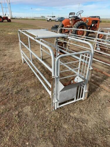 Steel farrowing crate