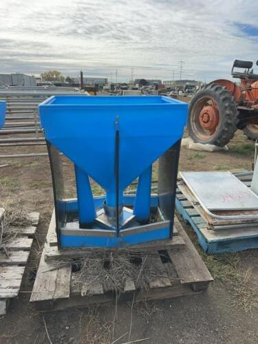 Polly hog feeder